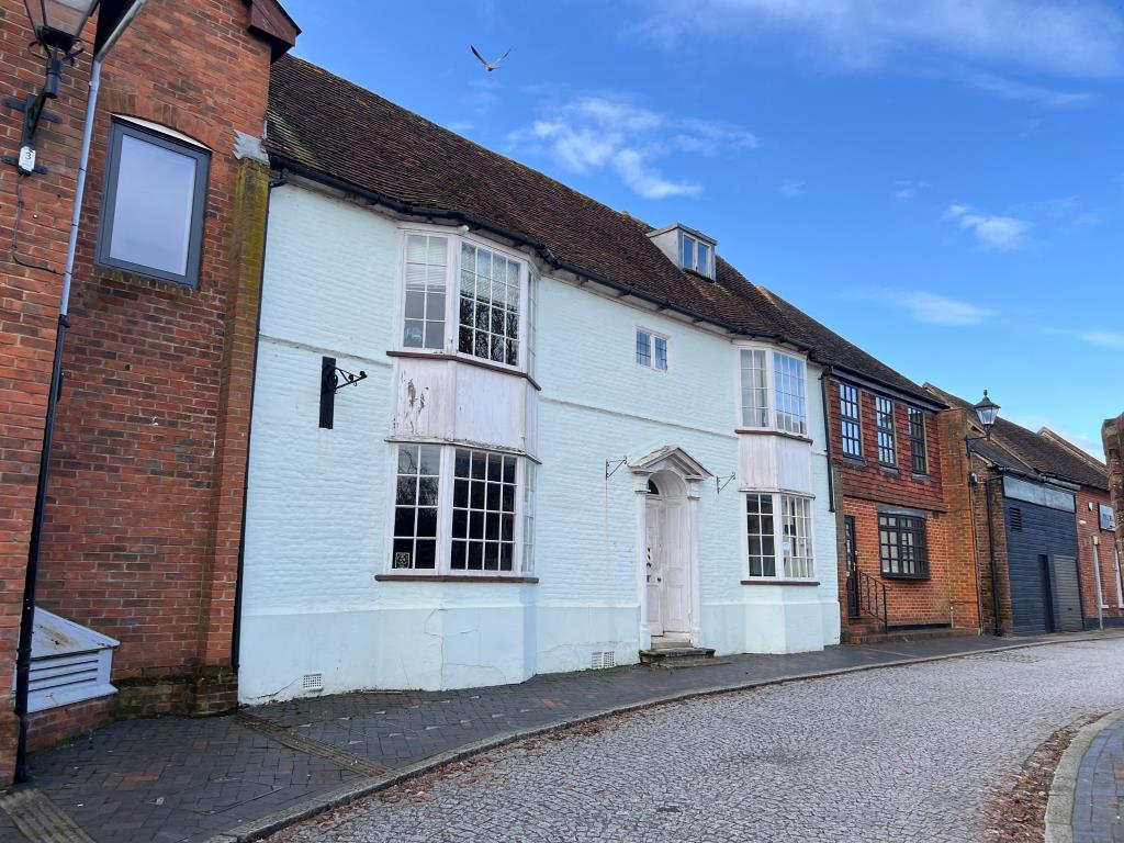 Lot: 75 - FREEHOLD TOWN CENTRE OFFICE BUILDING WITH POTENTIAL AND PARKING - Front View of the Building